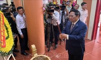 Thủ tướng Phạm Minh Chính dâng hương tưởng niệm nhà lãnh đạo Huỳnh Tấn Phát