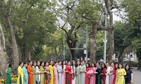 Áo dài Việt khoe sắc thắm nhân ngày Quốc tế phụ nữ