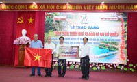  Tặng 15.000 lá cờ Tổ quốc cho tỉnh Thừa Thiên - Huế 
