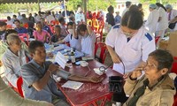 Bác sỹ Việt Nam thăm khám, phát thuốc và tặng quà cho người dân tại Lào