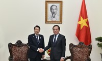 Phó Thủ tướng Trần Lưu Quang tiếp Thống đốc tỉnh Fukuoka