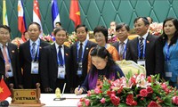 Chủ tịch QH Nguyễn Sinh Hùng tiếp Tổng Thư ký AIPA đang ở thăm Việt Nam