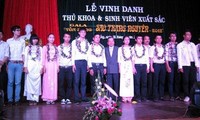 Đại học Đà Nẵng vinh danh sinh viên thủ khoa và xuất sắc năm 2012 