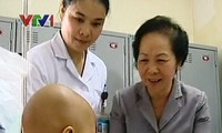 Phó Chủ tịch nước Nguyễn Thị Doan thăm các bệnh nhi