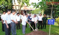 Chủ tịch Quốc hội Nguyễn Sinh Hùng thăm, dâng hương tại Khu Lưu niệm Chủ tịch Tôn Đức Thắng