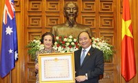 Phó Thủ tướng Nguyễn Xuân Phúc trao Huân chương Hữu nghị tặng Thống đốc bang New South Wales 
