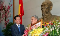 Thủ tướng Nguyễn Tấn Dũng trao huân chương Hồ Chí Minh cho ông Thái Phụng Nê