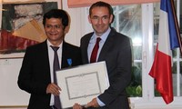 Đại sứ Pháp trao Huân chương Quốc công tặng Tổng giám đốc Đài Truyền hình Việt Nam 