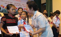 Phó Chủ tịch nước Nguyễn Thị Doan trao học bổng cho trẻ em nghèo 