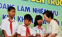 Phó Chủ tịch nước Nguyễn Thị Doan trao học bổng “Cùng em đến trường”