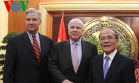 Chủ tịch Quốc hội Nguyễn Sinh Hùng tiếp Thượng nghị sĩ Mỹ John McCain