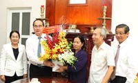 越南祖国阵线中央委员会主席阮善仁看望已故国防部长及干部遗属
