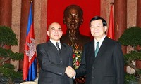 Chủ tịch nước Trương Tấn Sang tới PhnomPenh bắt đầu chuyến thăm cấp Nhà nước Campuchia