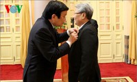 Trao huy hiệu 55 tuổi đảng  cho nguyên Chủ tịch nước Trần Đức Lương