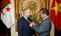 Đại sứ Algeria nhận Huân chương hữu nghị của Nhà nước Việt Nam
