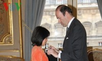 Nhà Ngoại giao Việt Nam nhận huân chương công trạng của Pháp