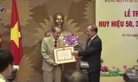 Đảng bộ Cơ quan Văn phòng Quốc hội trao tặng Huy hiệu 50 năm, 30 năm tuổi Đảng 