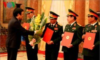 Chủ tịch nước Trương Tấn Sang trao quyết định thăng quân hàm cho các sĩ quan quân đội và công an