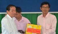 Ban chỉ đạo Tây Nam Bộ thăm, tặng quà sư sãi, gia đình chính sách Khmer nhân lễ Sene Dolta