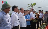 Chủ tịch Quốc hội Nguyễn Sinh Hùng tiếp xúc cử tri tỉnh Hà Tĩnh 