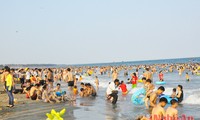 Bãi biển Cửa Lò, Nghệ An "hút" khách du lịch trong những ngày nghỉ 