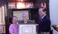 Việt kiều Lào đầu tiên được trao Huy hiệu 65 năm tuổi Đảng 
