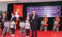 Phó Thủ tướng Trương Hòa Bình trao xe đạp cho trẻ em nghèo hiếu học