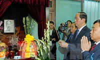 Chủ tịch nước Trần Đại Quang dâng hương tưởng nhớ Chủ tịch Hồ Chí Minh