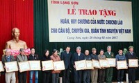 Trao tặng huân, huy chương của Lào cho cán bộ, chuyên gia, quân tình nguyện Việt Nam 