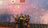 Cựu Thủ tướng Nhật Bản trao xe lăn cho người khuyết tật, nạn nhân chất độc da cam Việt Nam