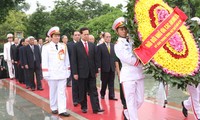 บรรดาผู้นำพรรค รัฐ รัฐสภาและรัฐบาลไปวางพวงหรีด ณ สุสานประธานโฮจิมินห์กรุงฮานอย 
