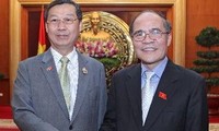 ท่านเหงวียนซิงห์หุ่งประธานรัฐสภาให้การต้อนรับ  ท่านสุรชัย เลี้ยงบุญเลิศชัยรองประธานวุฒิสภาคนที่หนึ่งของไทย