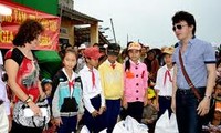 มอบสิ่งของที่จำเป็นแก่คนจนในในโอกาสเทศกาลปีใหม่ประเพณีของเวียดนาม