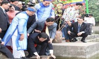ประธานประเทศกับชาวเวียดนามโพ้นทะเลปล่อยปลาตะเพียนเทศกาลไหว้เทพเจ้าเตา