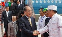 ท่านเหงวียนซิงหุ่งประธานรัฐสภาพบปะกับบรรดาผู้นำพม่า