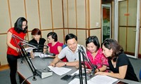 พบปะกับผู้สื่อข่าวสถานีวิทยุเวียดนามที่ได้รับรางวัล  หนังสือพิมพ์แห่งชาติ