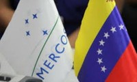 Venezuela hoists Mercosur flag in show of taking on presidency 