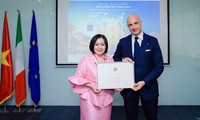 Fashion pioneer first Vietnamese fashionista to receive top Italian honor
