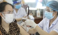 HCM City, Hanoi accelerate testing, vaccinations against COVID-19
