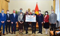 Vietnam gives donation to US to overcome tornado aftermaths 