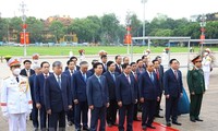 Leaders visit Ho Chi Minh mausoleum