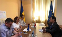 Ambassador urges for Ukraine's coordination to deal with Vietnamese evacuees' problems 