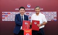 Head coach of Vietnam women's football team renews contract with VFF