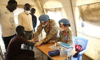 Vietnamese blue beret doctors help South Sudanese people in rainy season 