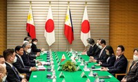 Japan, Philippines pledge closer security ties 