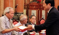 ท่านTrương Tấn Sangประธานแห่งรัฐเวียดนามให้การต้อนรับคณะผู้แทนอดีตเจ้าหน้าที่ที่รับใช้ลุงโฮ