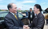 ประธานรัฐสภาNguyễn Sinh Hùngเดินทางไปเยือนสถาบันการเมืองและรัฐศาสตร์แห่งชาติลาว