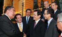 ประธานประเทศTrương Tấn Sangให้การต้อนรับคณะผู้แทนประเทศลาตินอเมริกาที่เข้าร่วมฟอรั่มการค้า การลงทุนเวียดนาม ลาตินอเมริกา