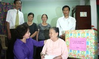 รองประธานรัฐสภาNguyễn Thị Kim Ngân เดินทางไปเยือนครอบครัวที่อยู่ในเป้านโยบายที่เถื่อเทียนเว้