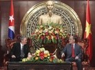 ประธานรัฐสภาNguyễn Sinh Hùngให้การต้อนรับประธานประเทศคิวบาราอูล คัสโตร รูส